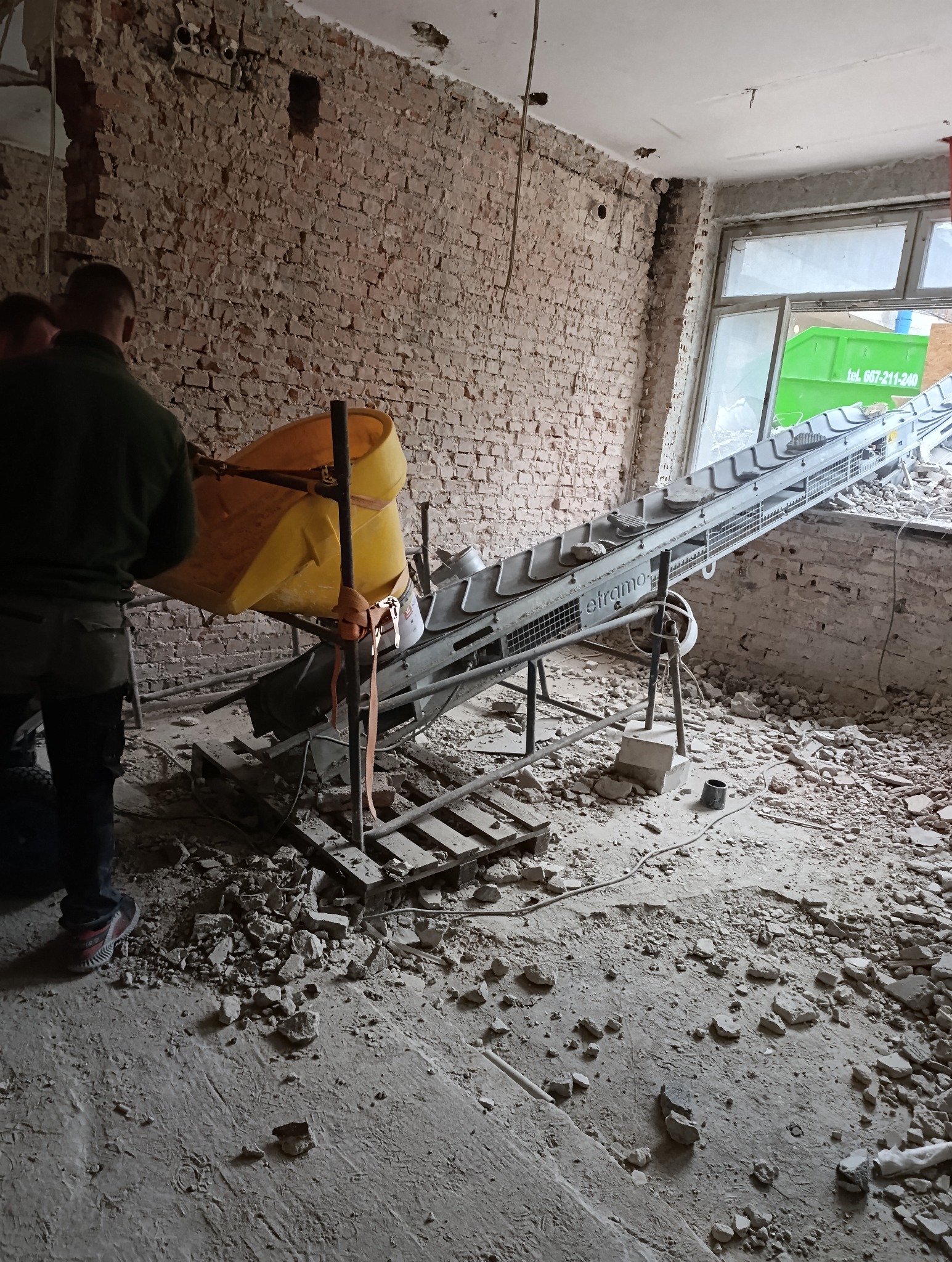 Kucie posadzki i tynków piwnica