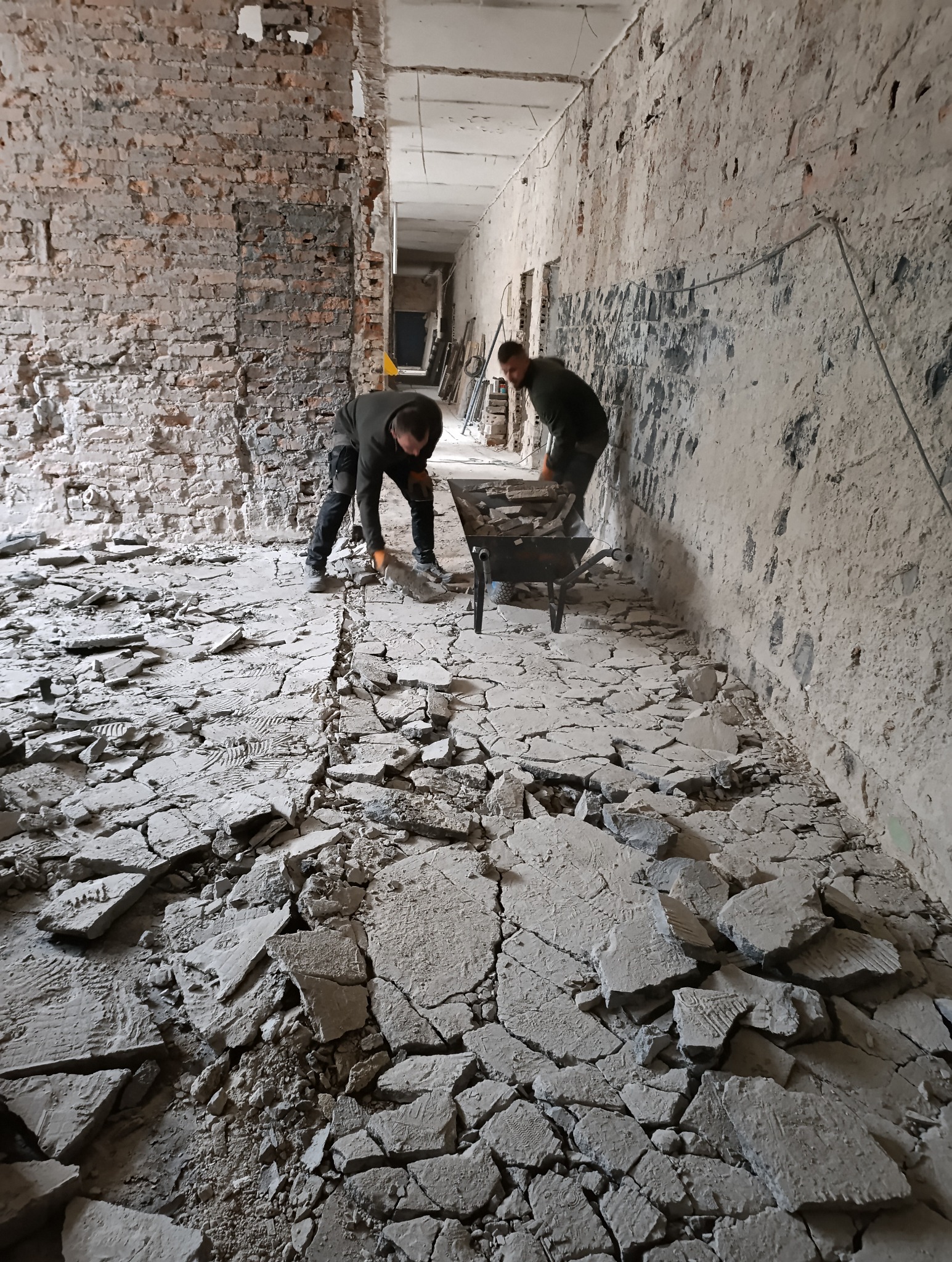 Kłucie posadzki i tynków