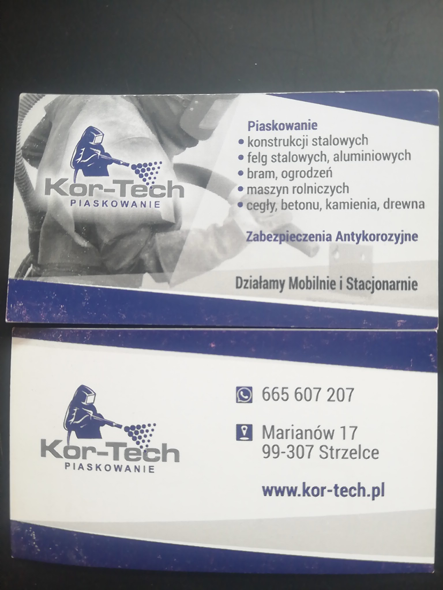 Dwie wizytówki firmy Kor-Tech specjalizującej się w piaskowaniu konstrukcji stalowych, felg, bram, maszyn rolniczych oraz cegieł, betonu, kamienia i drewna. Na wizytówkach logo firmy z sylwetką...