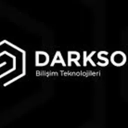 Minimalistyczne logo firmy DARKSOFT z abstrakcyjnym symbolem sześcianu i tekstem w kolorze białym na ciemnym tle z subtelnym wzorem geometrycznym.