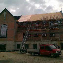 montaż pokrycia dachowego kościoła w miedzi.