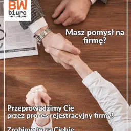 Uścisk dłoni nad drewnianym biurkiem, symbolizujący pomoc w rejestracji firmy, z widocznym logo biura rachunkowego i hasłem 'Masz pomysł na firmę?'
