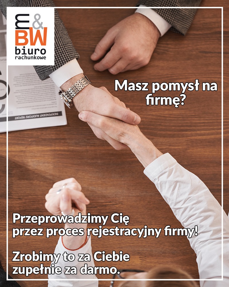 Uścisk dłoni nad drewnianym biurkiem, symbolizujący pomoc w rejestracji firmy, z widocznym logo biura rachunkowego i hasłem 'Masz pomysł na firmę?'