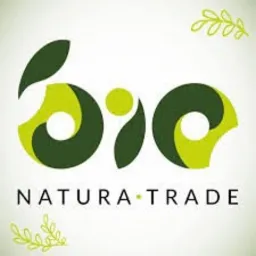 Graficzne logo firmy Natura Trade z napisem BIO, stylizowane na liście i gałązki, w odcieniach zieleni na jasnym tle.
