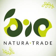 Graficzne logo firmy Natura Trade z napisem BIO, stylizowane na liście i gałązki, w odcieniach zieleni na jasnym tle.