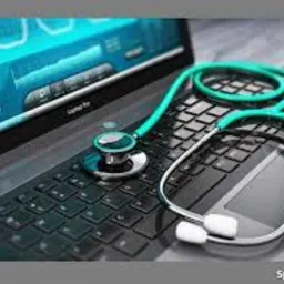 Laptop z wyświetlonym wykresem medycznym na ekranie i zielonym stetoskopem leżącym na klawiaturze.