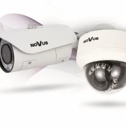 Dwie kamery przemysłowe marki Novus: tubowa z osłoną przeciwsłoneczną oraz kopułkowa z diodami IR, na białym tle z fioletowymi elementami graficznymi.