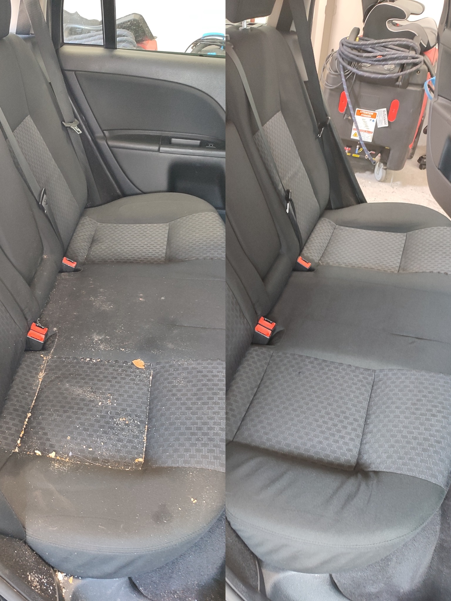 Porównanie tylnej kanapy samochodowej przed i po czyszczeniu, widoczne zabrudzenia i plamy po lewej stronie oraz czysta tapicerka po prawej stronie, w tle profesjonalny sprzęt czyszczący.