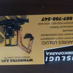 Wizytówka firmy oferującej usługi minikoparką, prezentująca zakres usług: wykopy pod fundamenty, ogrodzenia, drenaże, niwelacja terenu, wykopy pod sieci wod-kan, wywóz gruzu i ziemi.