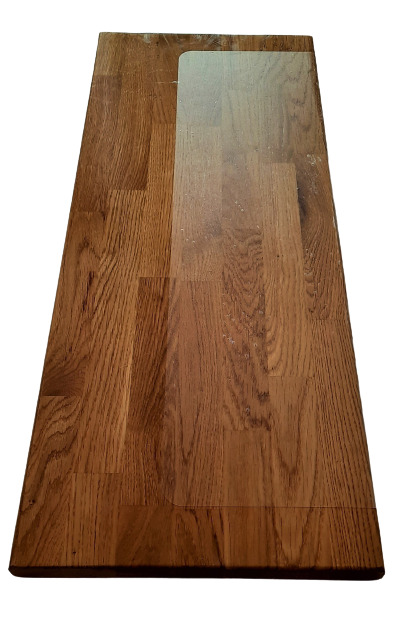 Ochronna, transparentna nakładka antypoślizgowa na drewniane schody, częściowo zakrywająca powierzchnię, ukazująca naturalny rysunek drewna.