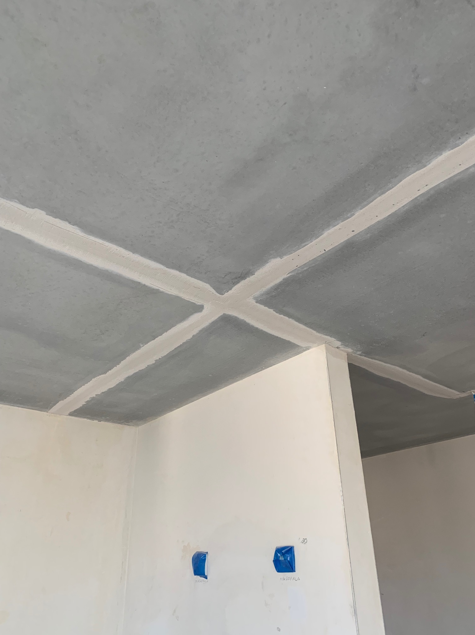 Szpachlowana sufitowa płyta gipsowa w Lędzinach, z widocznymi łączeniami płyt wypełnionymi masą szpachlową, przygotowana do dalszych prac wykończeniowych.