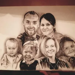 Portret rodzinny wykonany w technice rysunku w odcieniach brązu, przedstawiający rodziców i czwórkę dzieci, z widocznym podpisem artysty w lewym dolnym rogu.