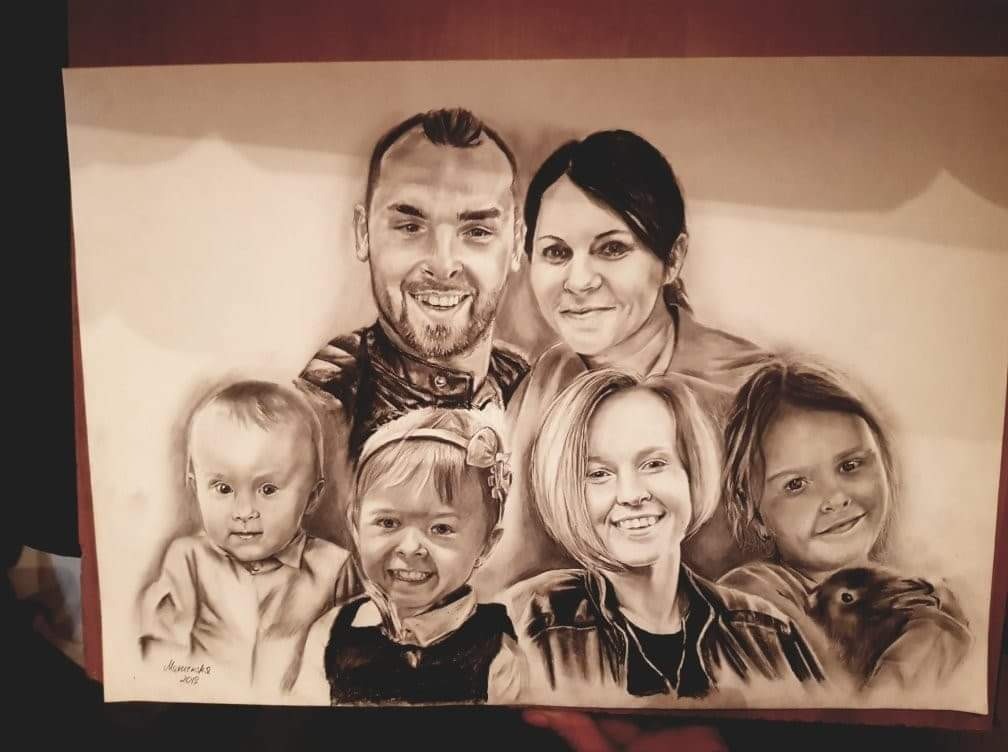 Portret rodzinny wykonany w technice rysunku w odcieniach brązu, przedstawiający rodziców i czwórkę dzieci, z widocznym podpisem artysty w lewym dolnym rogu.