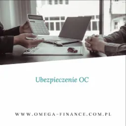 Spotkanie: kalkulator w dłoni, umowa na biurku z modelem samochodu i kluczykami, laptop w tle.