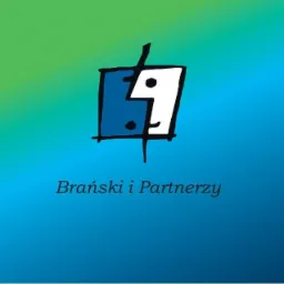 Logo firmy Brański i Partnerzy przedstawiające schematyczną, dwukolorową (niebiesko-białą) głowę z podziałem na dwie części, na tle gradientu od zieleni do błękitu.