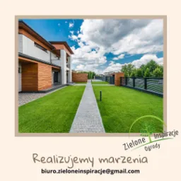 Nowoczesny dom z zadbanym trawnikiem, kamienną ścieżką i minimalistycznym ogrodzeniem, widok z perspektywy ścieżki w słoneczny dzień.