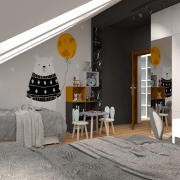 Pracownia Projektowa - Pokój dziecięcy na poddaszu z łóżkiem z szarą pościelą, biurkiem, szafą z otwartymi półkami i ścianą z rysunkami misia i balona.