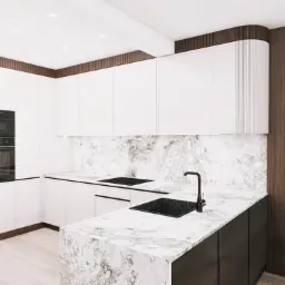 Nowoczesna kuchnia z białymi szafkami, marmurowym blatem i czarną armaturą, akcenty z ciemnego drewna na suficie i ścianie.