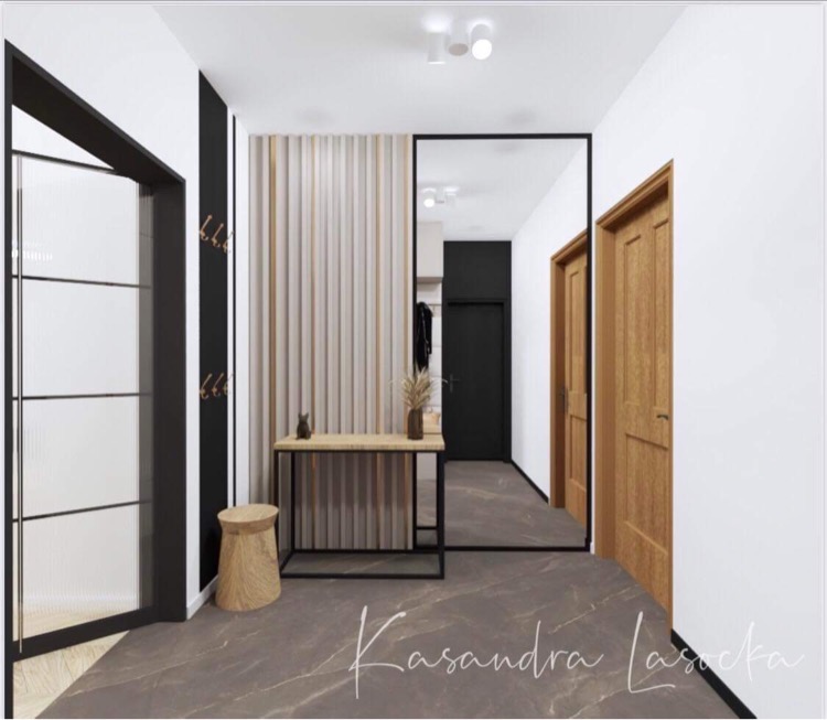 Nowoczesny przedpokój z drewnianymi drzwiami, szklaną ścianką działową, konsolą z dekoracją i siedziskiem z plecionki na marmurowej podłodze.