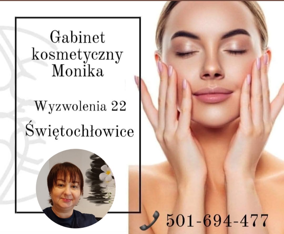 Gabinet kosmetyczny Monika w Świętochłowicach. Kobieta z zamkniętymi oczami dotyka dłońmi twarzy. Kontakt telefoniczny widoczny na zdjęciu.