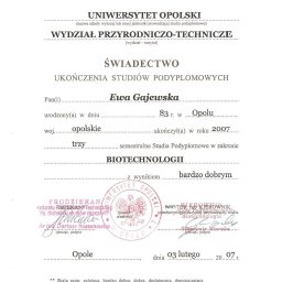 Manufaktura Duszy Ewa Godula - Oficjalne świadectwo ukończenia studiów podyplomowych z Biotechnologii na Uniwersytecie Opolskim, z wynikiem bardzo dobrym, podpisane przez dziekana i kierownika studiów.