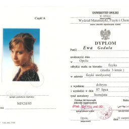 Manufaktura Duszy Ewa Godula - Dyplom licencjata Uniwersytetu Opolskiego dla Ewy Goduli z fizyki medycznej, uzyskany w 2005 roku, z małym, lekko wyblakłym zdjęciem absolwentki.