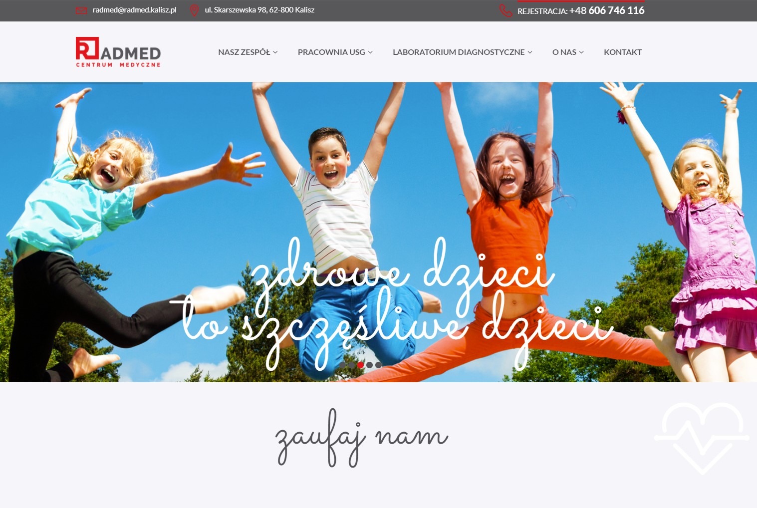 Projekt strony internetowej centrum medycznego z wizerunkiem skaczących dzieci i hasłem 'zdrowe dzieci to szczęśliwe dzieci'.