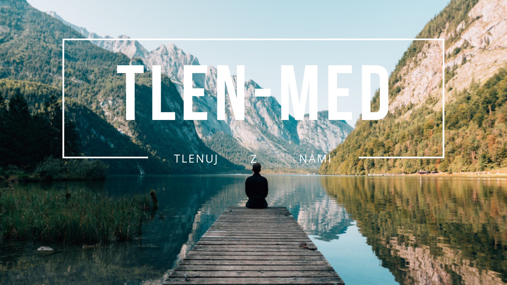 Osoba siedząca na drewnianym pomoście nad jeziorem, z widokiem na góry, z nałożonym tekstem 'TLEN-MED TLENUJ Z NAMI', sugerującym ofertę związaną z tlenoterapią lub pobytem w otoczeniu natury.