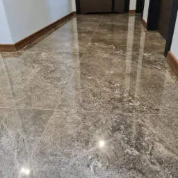 mieszkanie ,przycinanie i montaż na klej listw przypodłogowych z drewna