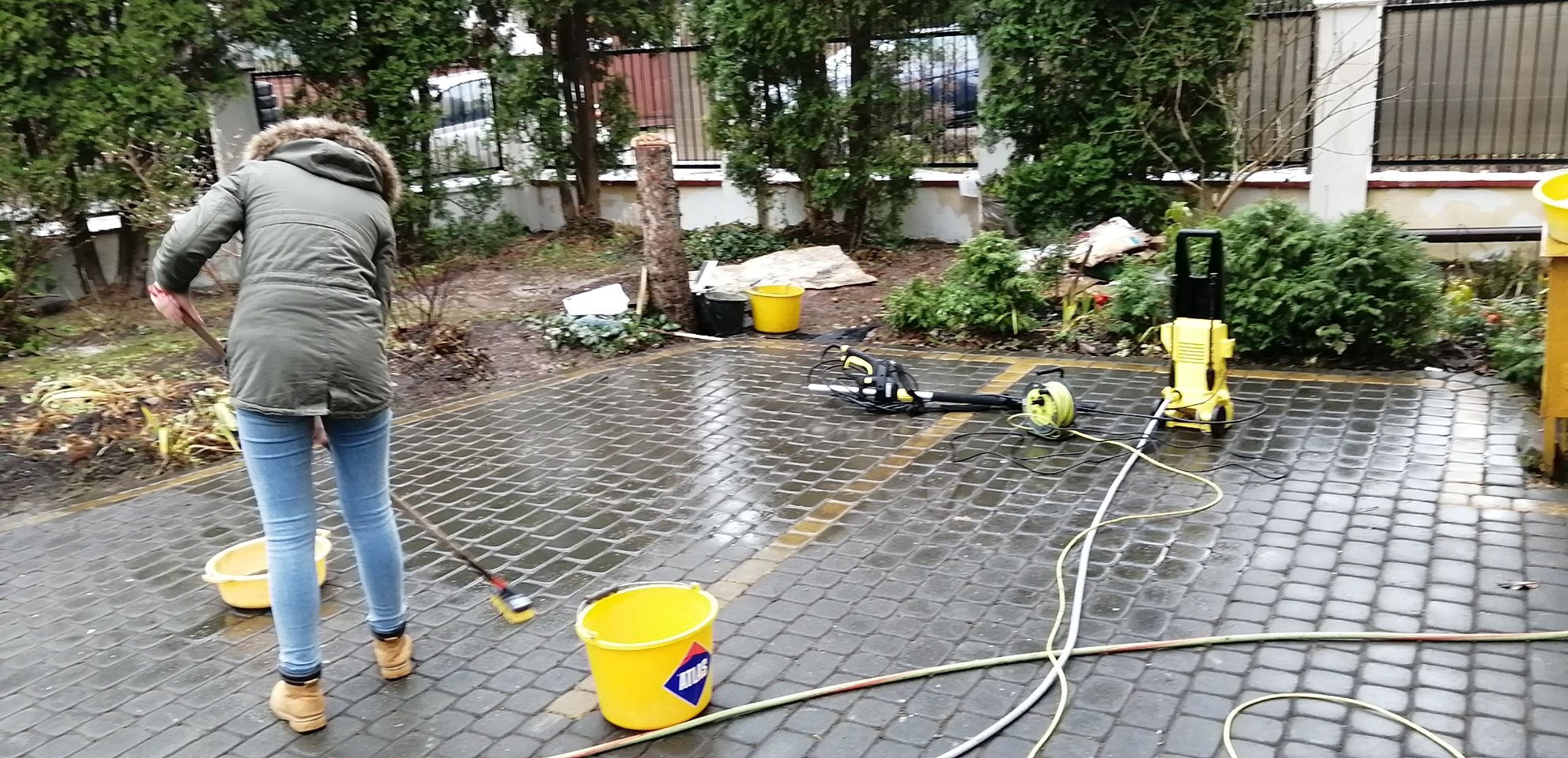 Położenie kostki brukowej oraz czyszczenia Sadingiem