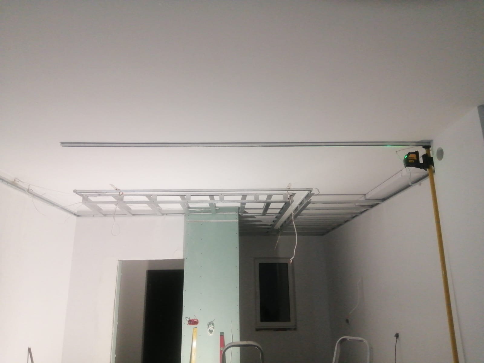 montaż sufitu podwieszanego z wnękami wraz z płytowaniem sufitu