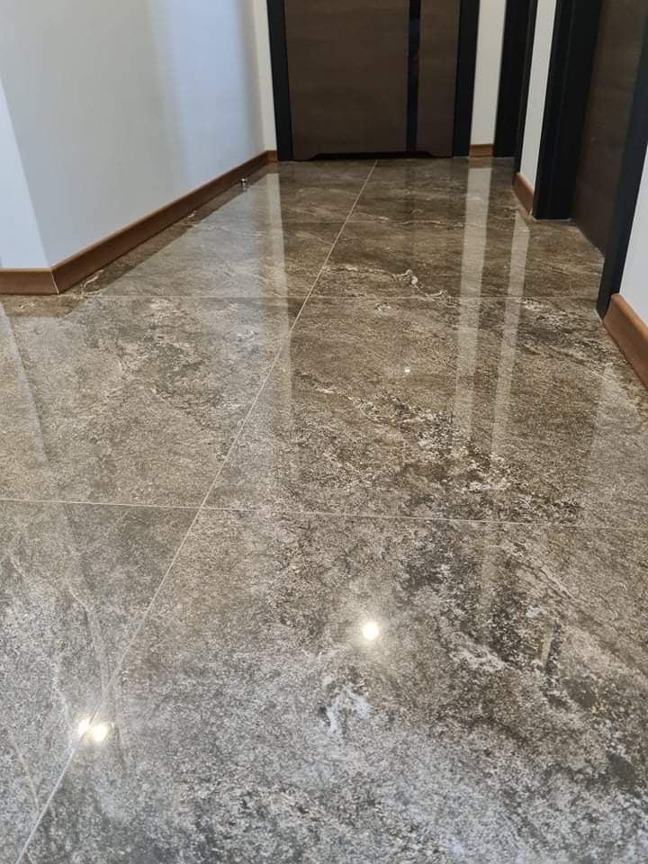 mieszkanie ,przycinanie i montaż na klej listw przypodłogowych z drewna