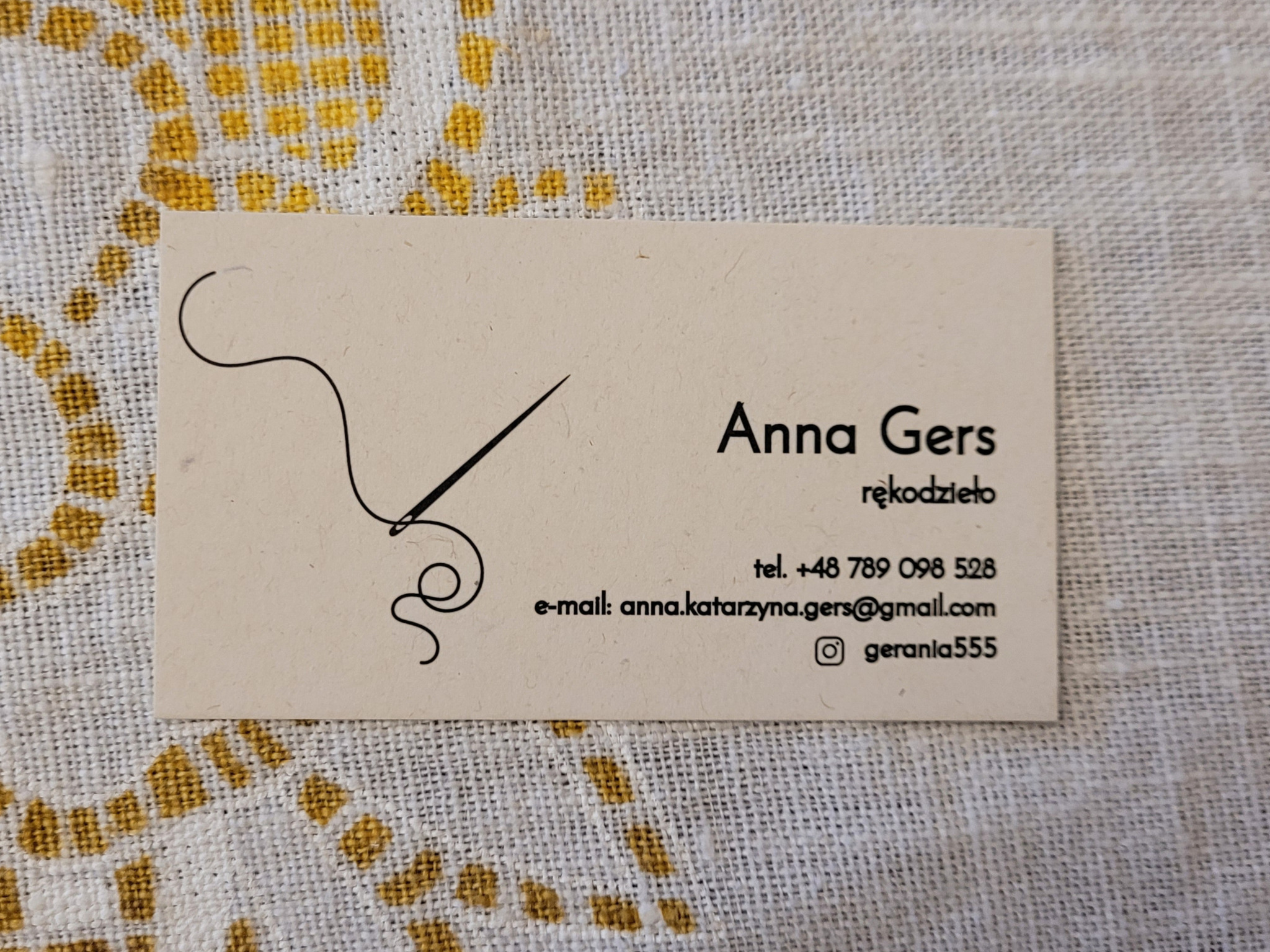 Wizytówki rękodzielniczki z krótkim opisem na odwrocie, dodawane do woreczków wielorazowych w ramach promocji.