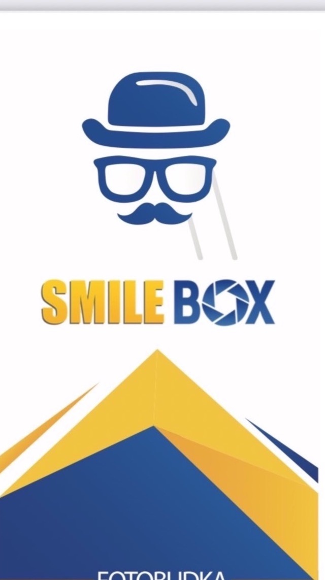 Grafika z niebieskim kapeluszem, okularami i wąsami nad napisem 'SMILE BOX' z symbolem przesłony aparatu w literze O, poniżej grafika w kolorach żółtym i niebieskim oraz napis 'FOTOBUDKA'.