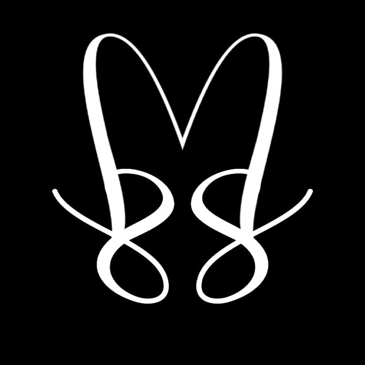 Minimalistyczne logo inicjałowe w kolorze białym na czarnym tle, prezentujące stylizowaną literę M z elementami kaligraficznymi, wykonane przez firmę z Drawska.