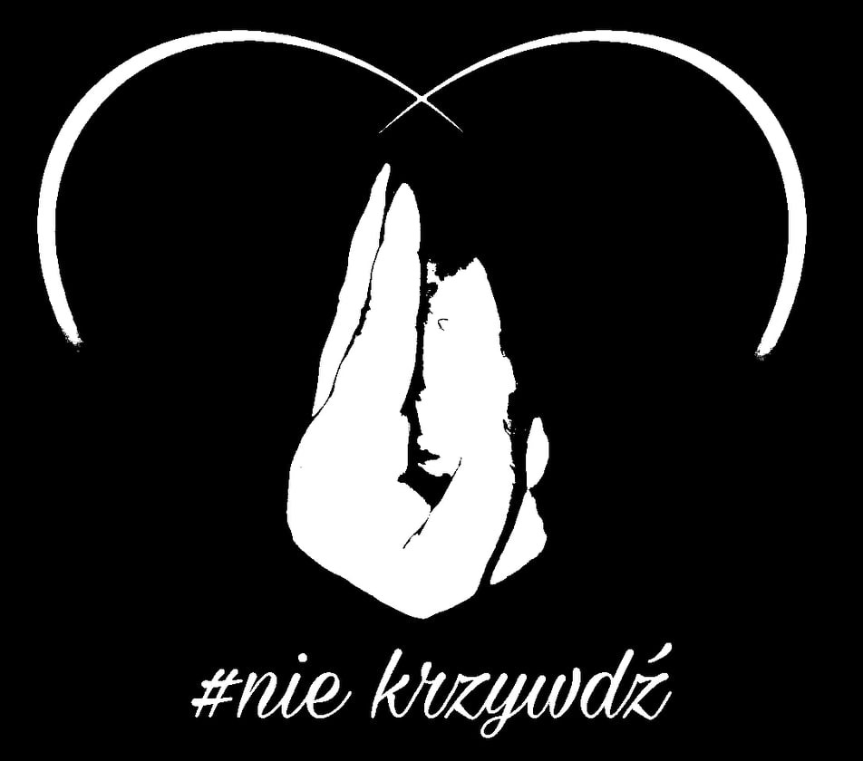 Czarno-biała grafika przedstawiająca złożone dłonie w geście modlitwy lub ochrony, umieszczone pod zarysem serca. Na dole widoczny napis #niekrzywdź.