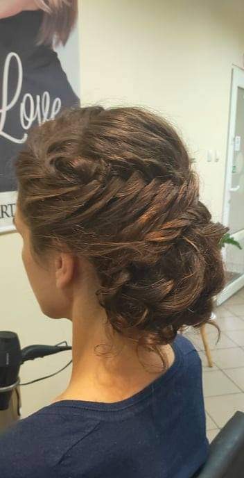 Upięcie ślubne z brązowych włosów z warkoczem, widok z tyłu, suszarka do włosów w tle.