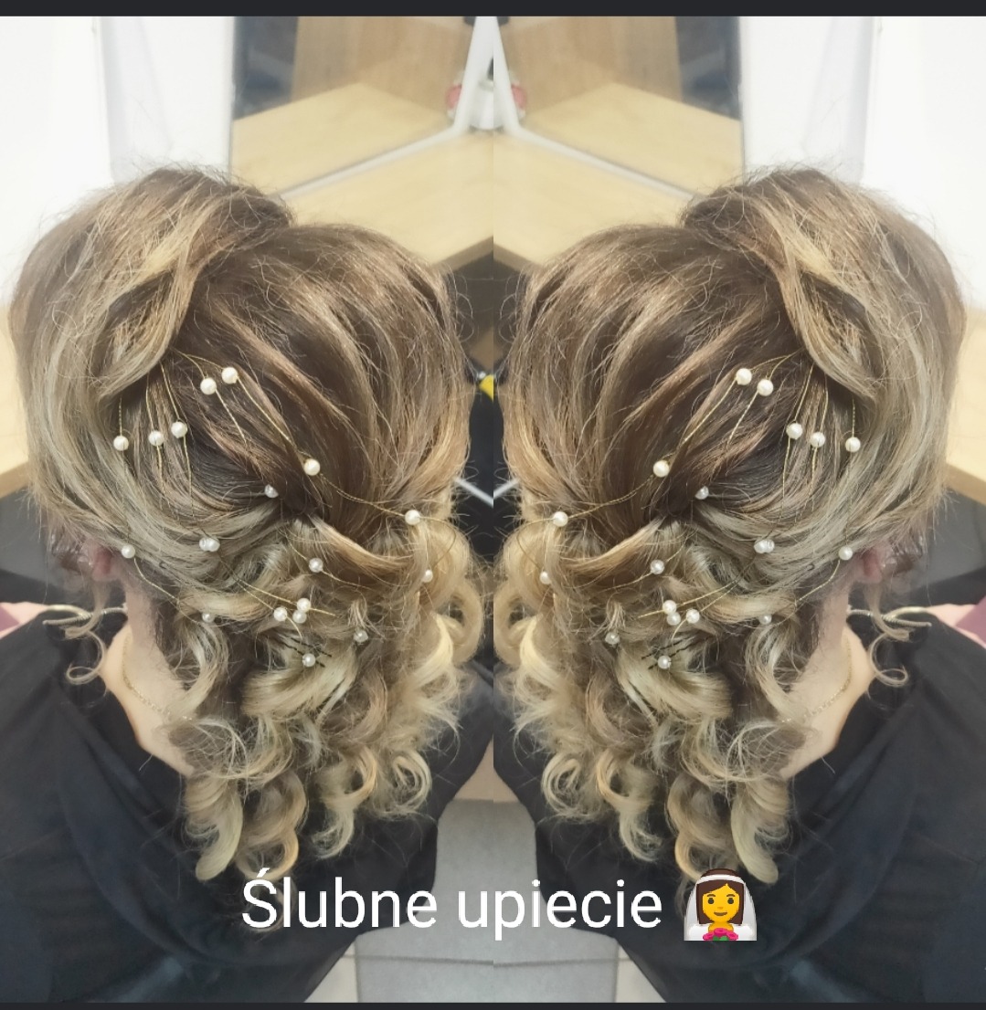 Upięcie ślubne z blond pasemkami i ozdobami z perełek, widok z tyłu, odbicie w lustrze.