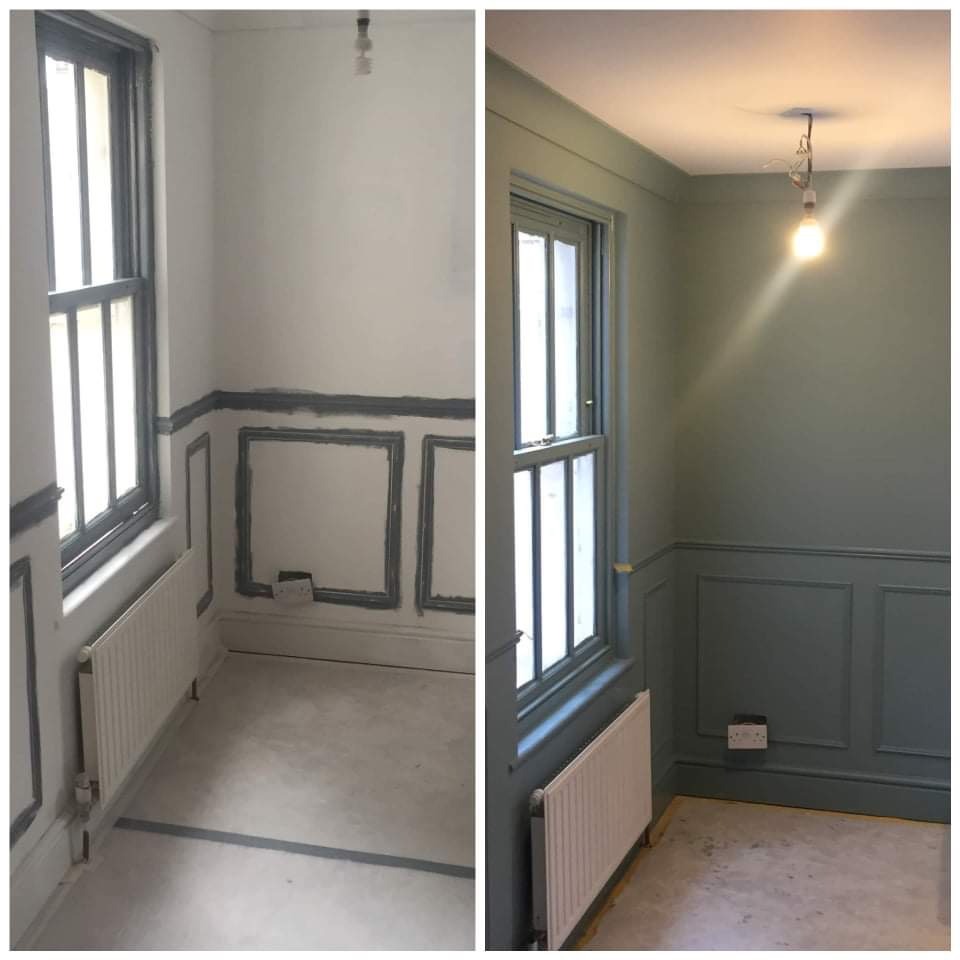 Pokój w trakcie metamorfozy: po lewej surowe ściany z zaznaczonymi obrysami, po prawej ściany pomalowane na stonowany odcień zieleni, z zachowaniem oryginalnych elementów dekoracyjnych.