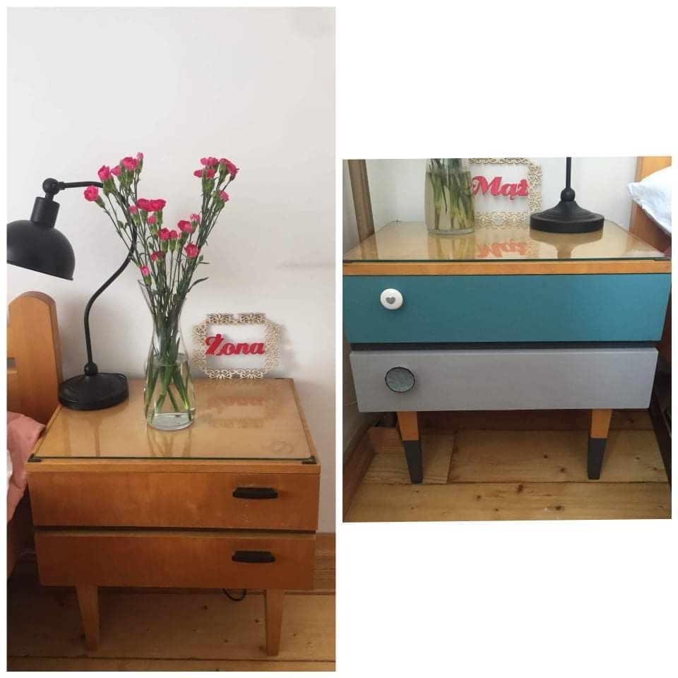 Dwie odnowione szafki nocne: jedna w naturalnym drewnie z czarną lampką i wazonem z różowymi goździkami, druga pomalowana na turkusowo i szaro z ozdobnymi gałkami.