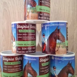 Stos sześciu białych kubków z nadrukiem zdjęć koni i jeźdźców oraz danymi kontaktowymi stajni jeździeckiej.