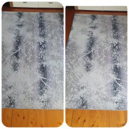 Porównanie dywanu z abstrakcyjnym wzorem przed i po czyszczeniu, widoczna plama zniknęła.
