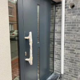 Drzwi Aluminiowe Panelowe zamontowane w Francji Dunkierka