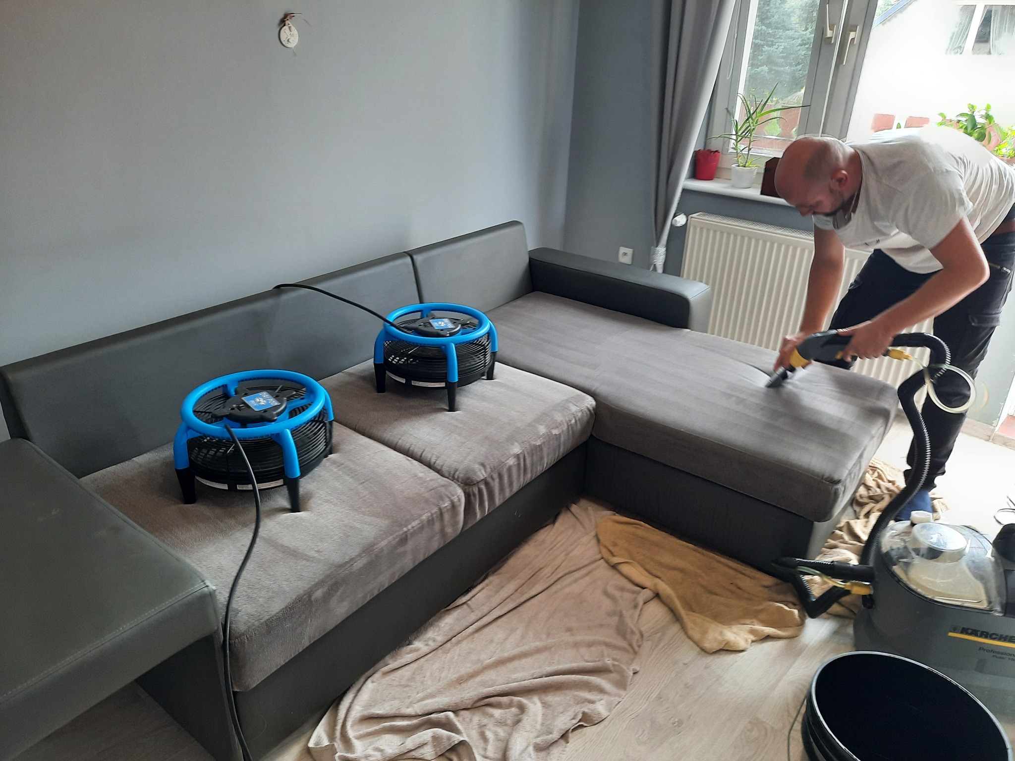 Pranie i suszenie kanapy narożnej.