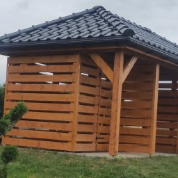 Pomieszczenie gospodarcze specjalnie zaprojektowane wg wymagań klienta. Dzięki zastosowaniu ażurowego sposobu wypełnienia ścian, zapewniona jest stała cyrkulacja powietrza, oraz całość nabiera bardzo atrakcyjnego wyglądu 