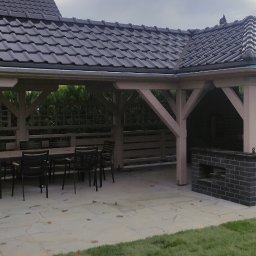 Kompleks grillowy łączący w sobie funkcję wędzarni, grilla, oraz miejsca do relaksu. Dzięki zaprojektowaniu obiektu na planie litery 