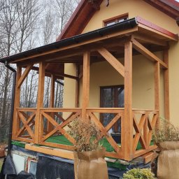 Mar-Drew Projekt usługi stolarskie Marcin Śliwa - Klasyczne zadaszenie tarasu z barierką w kształcie litery X