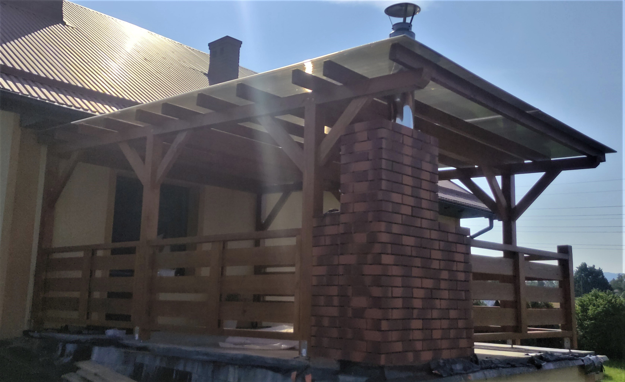 Zadaszenie tarasu z płyty poliwęglanowej wraz z barierką