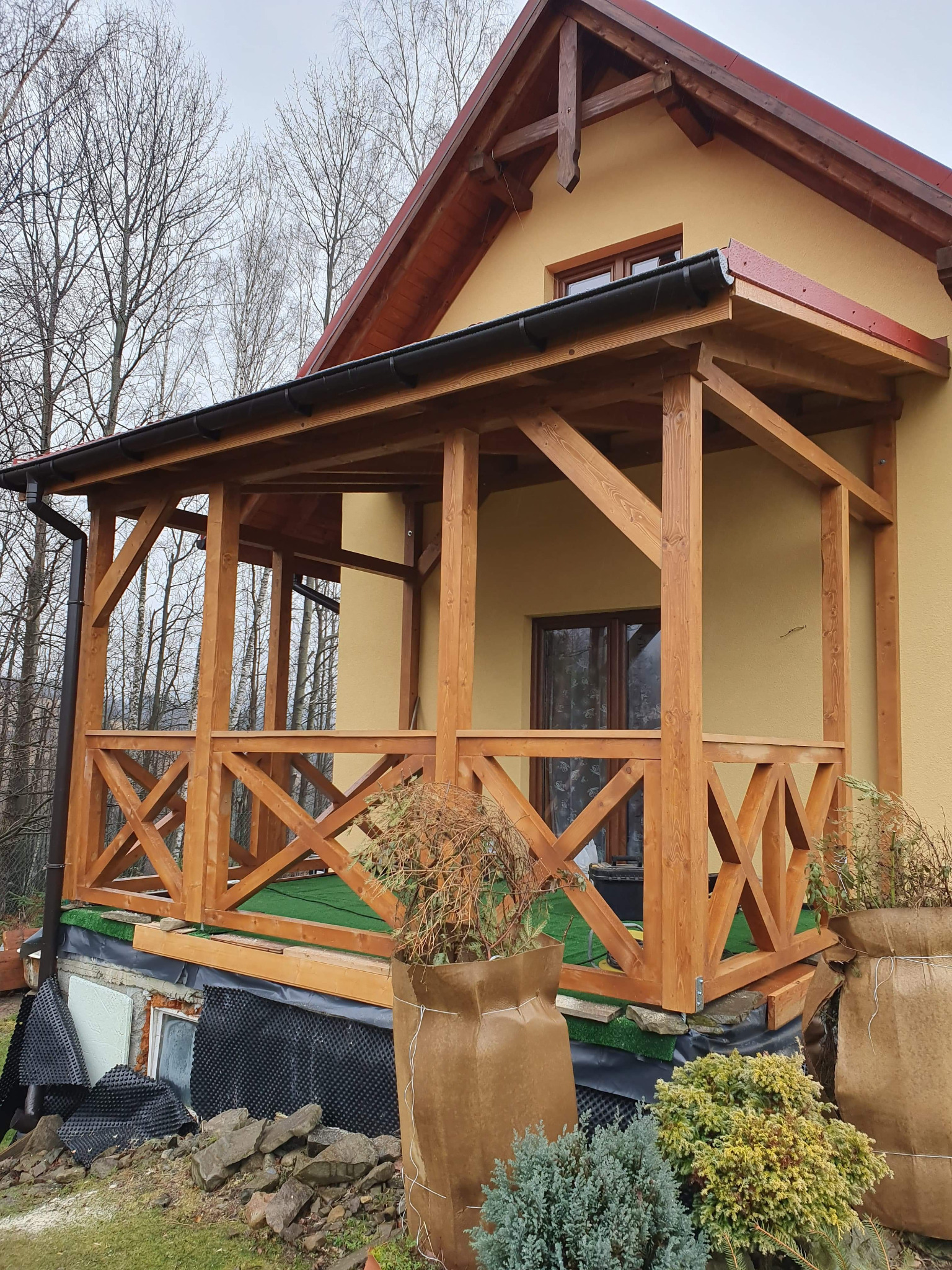 Klasyczne zadaszenie tarasu z barierką w kształcie litery X