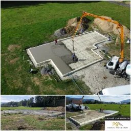 Zalewanie betonem zbrojonej płyty fundamentowej z użyciem pompy do betonu, widok z drona na plac budowy na tle zielonego terenu.